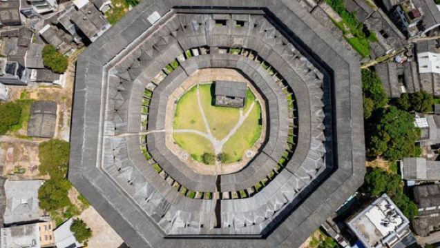 Berlepas dari Shantou. Lawatan sehari ke Bangunan Tanah Chaoshan Daoyun Lou + Taman Geologi Qinglan (tidak termasuk tiket masuk)
