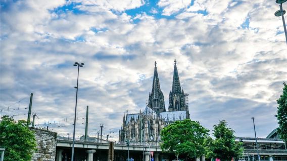 Cologne Pergi-Balik: Menara Berkembar Gothic · Jambatan Hohenzollern · Taman Filem Jerman Lawatan Sehari Sewaan Peribadi