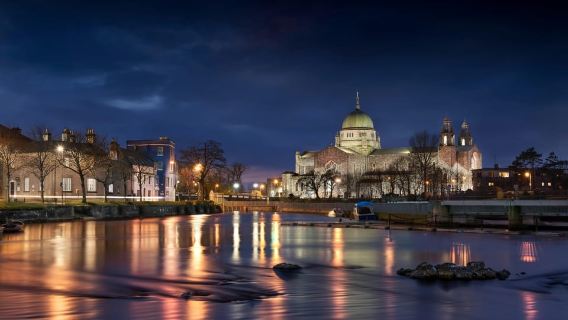 Galway: Ghosts & Legends Night Tour with Optional Red Ale