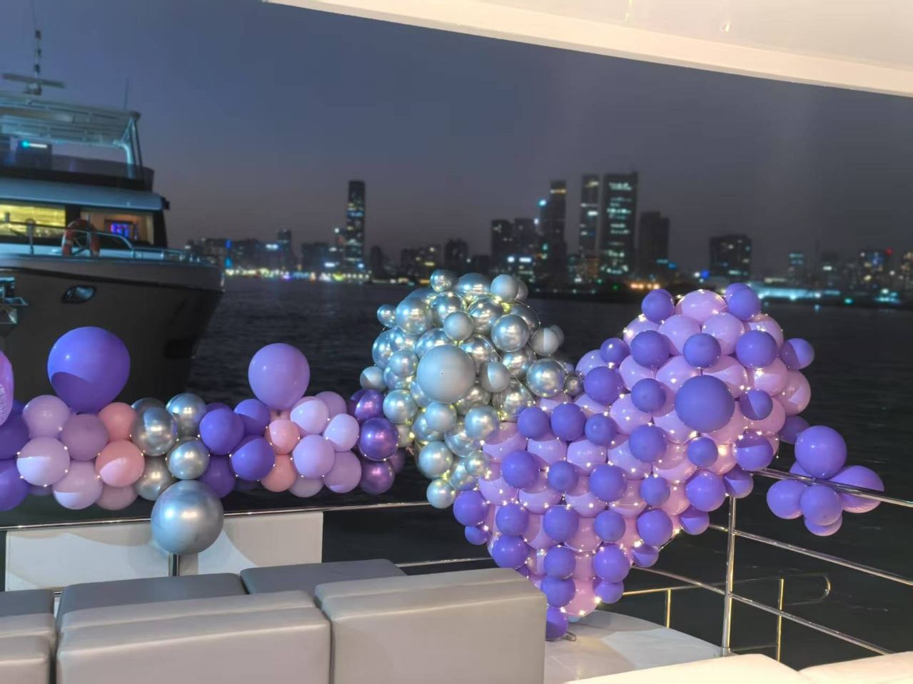 【上海遊艇租賃】上海外灘黃浦江 豪華遊艇包船夜遊黃浦江90分鐘+遊艇生日求婚主題精美佈置套餐