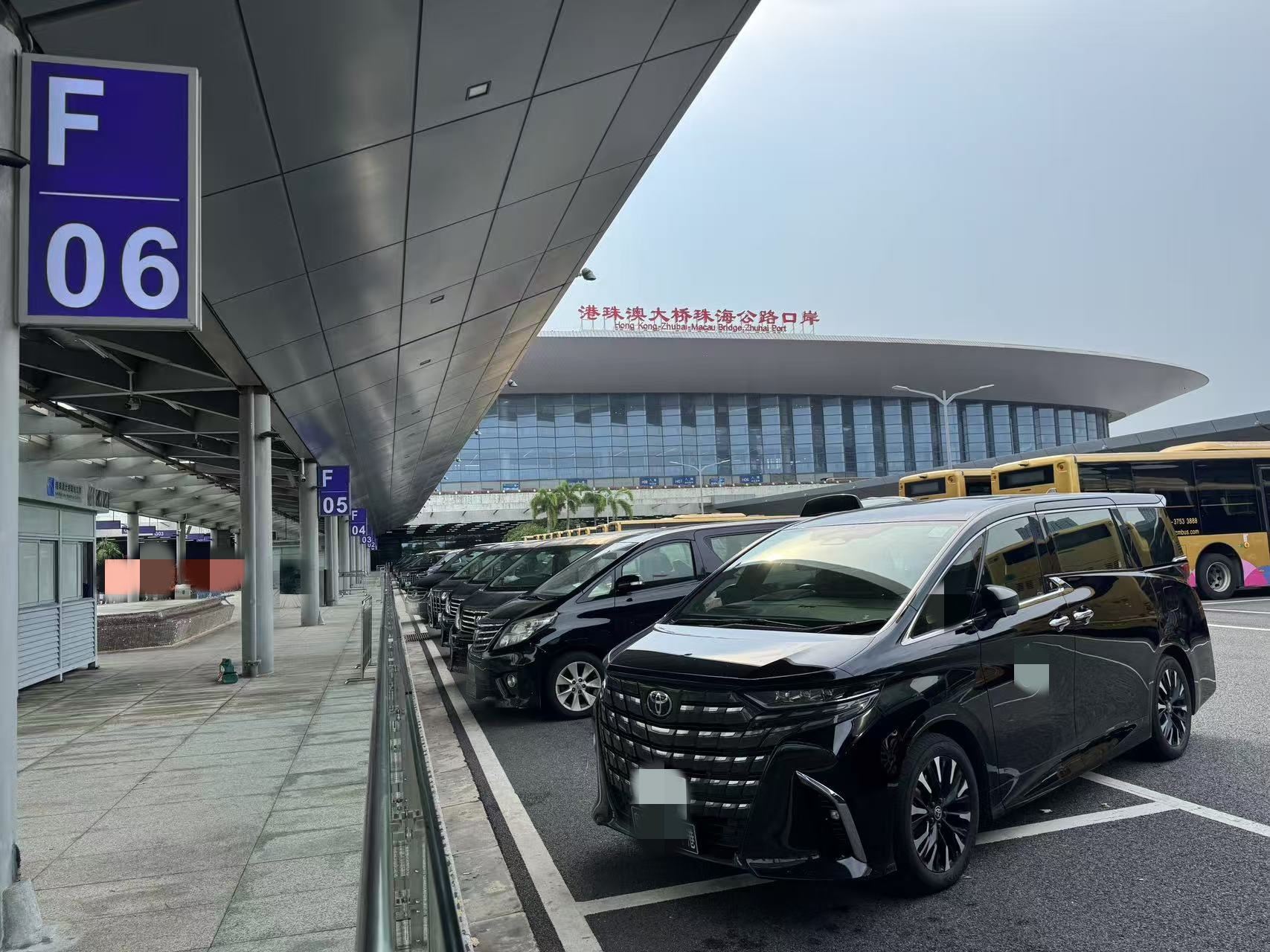 Zhuhai - Hong Kong|Isola artificiale di Zhuhai (via Ponte Hong Kong-Zhuhai-Macao) - Aeroporto di Hong Kong/Disneyland Hong Kong [Servizio navetta commerciale transfrontaliera con partenze a orari fissi]