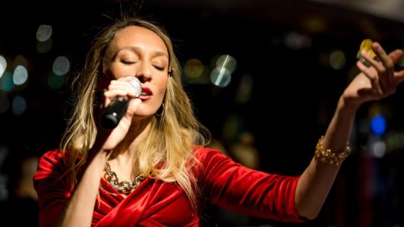 Paris: Seine River Champagne Dinner Cruise with Live Music