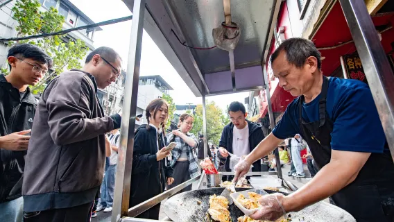 $7 buffet breakfast at Chongqing local market