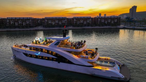 Esperienza cena al tramonto sulla Saquila Yacht nella baia di Ha Long