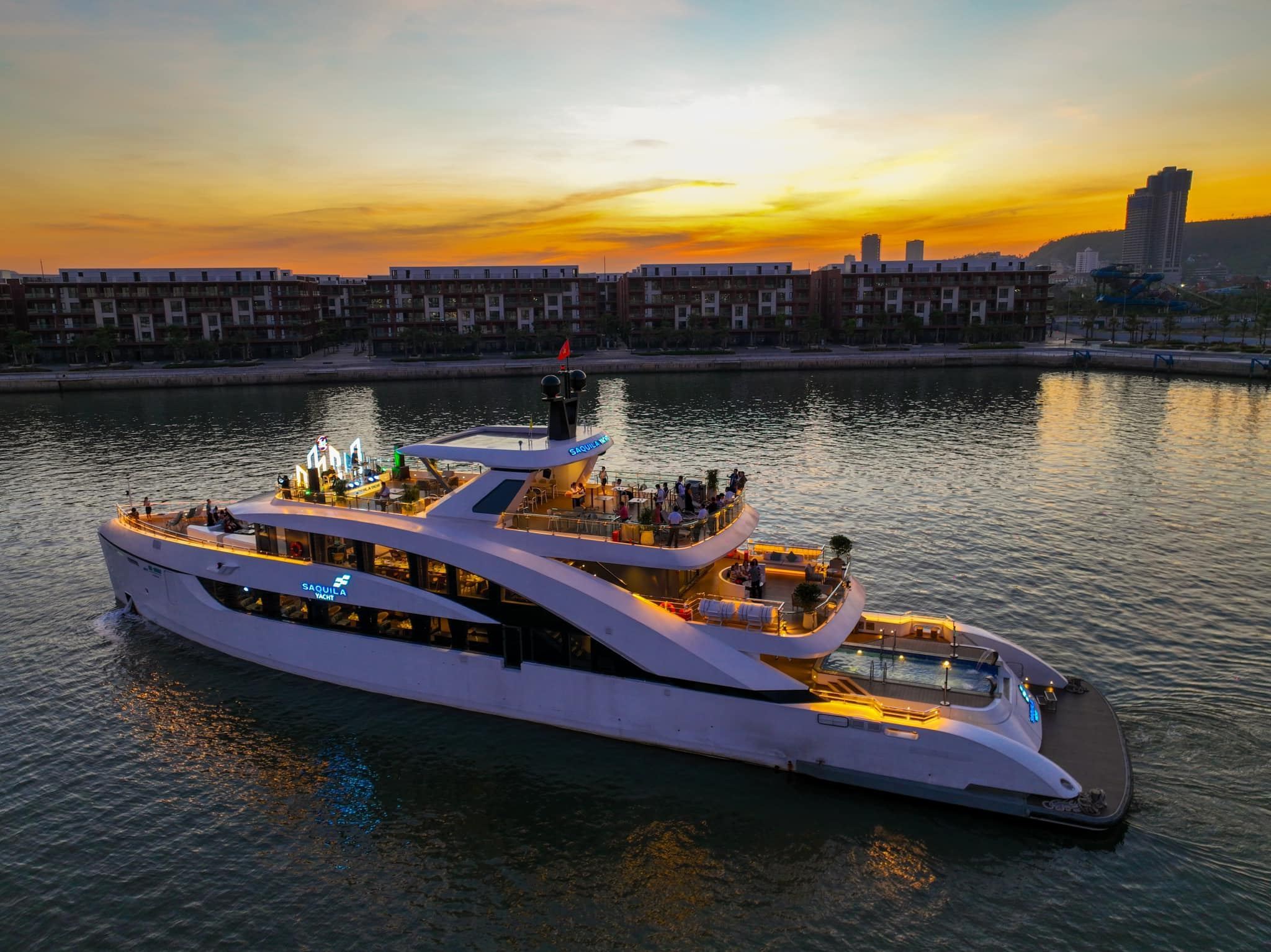 Experiencia de cena al atardecer en el yate Saquila en la bahía de Halong