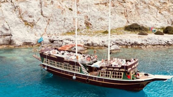 Rodas: Crucero de un día con barbacoa y bebidas ilimitadas