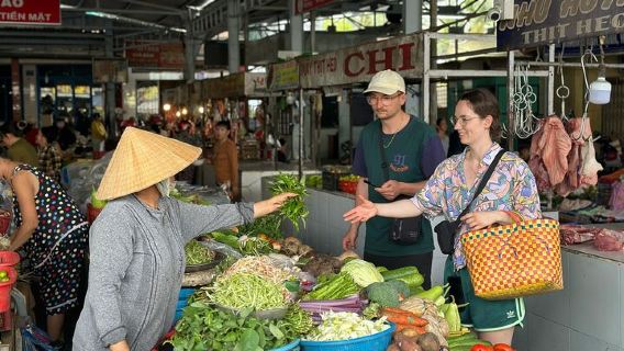 Clase de cocina y mercado vibrante en scooter/tuktuk (medio día)