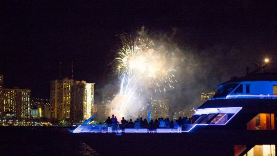 Cruzeiro de coquetel com fogos de artifício na sexta-feira