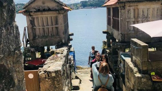 From Santiago: Tour to Rias Baixas with Boat Trip and Winery
