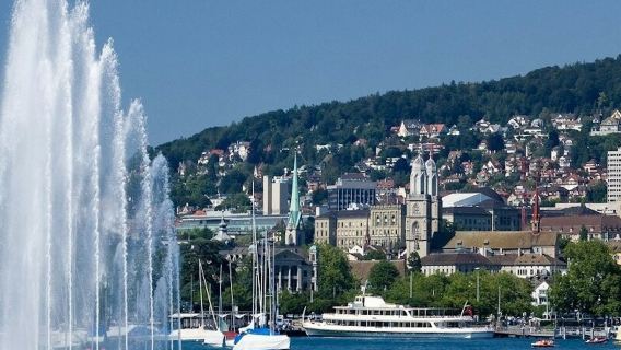 Zurich: Guided Old Town Tour + Lindt Home of Chocolate Entry + Lake Cruise