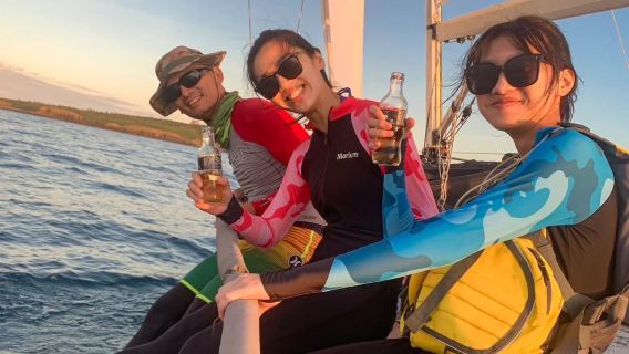 Парусный парусная лодка/парусное судно на Пэнху | Полудневный парусная лодка/парусное судно по китовой пещере Пэнху — самостоятельный заезд и сапсерфинг на закате