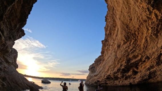 Ibiza: Paseo en barco de SUP y snorkel con cuevas, bebidas y fotos