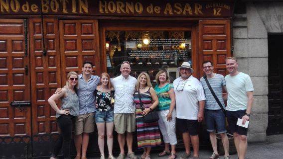 Madrid: Auténtico tour de tapas por la noche con un toque histórico