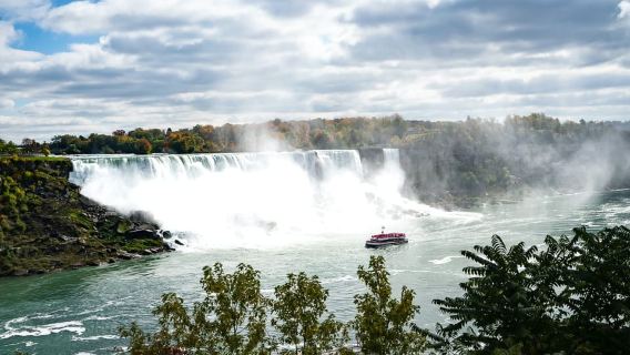 Toronto: Falls Day Tour with Boat Cruise & Niagara-the-Lake