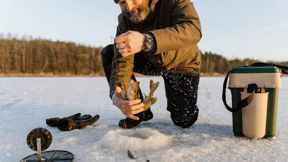 Partenza da Rovaniemi, Finlandia: esperienza di 5 ore di pesca sul ghiaccio con BBQ [servizio clienti in cinese + guida in inglese]