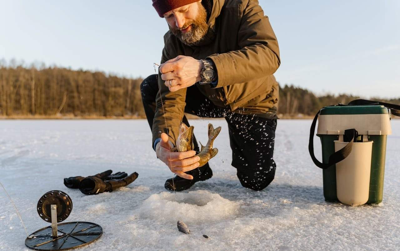 Departing from Rovaniemi, Finland: 5-hour ice fishing BBQ experience [Chinese customer support + English-speaking guide]