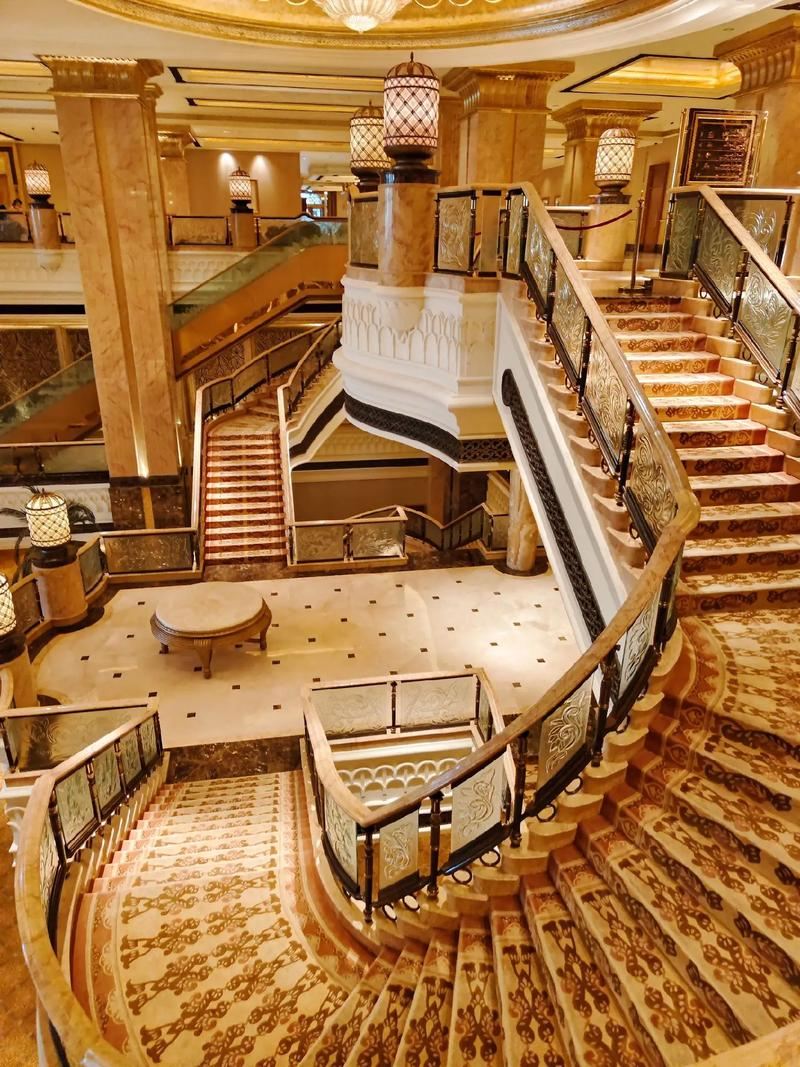 Abu Dhabi Private Transfer Day Tour: Louvre + Saadiyat Beach Cultural District + Emirates Palace Hotel