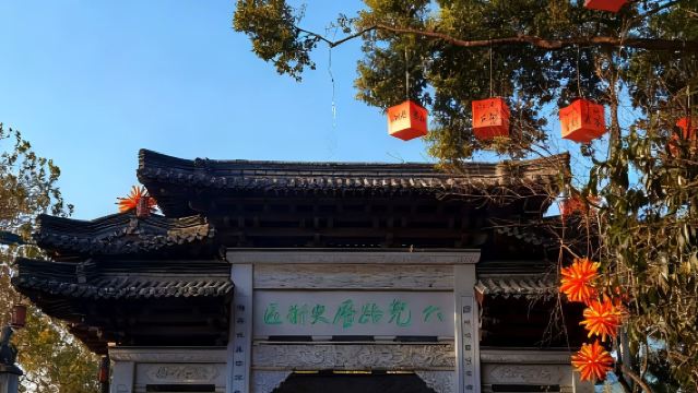 Hangzhou Lucky Life 1-Day Tour: Hangzhou Canal + Gongchen Bridge + Xiaohe Straight Street + Dadou Road + Xiangji Temple Citywalk with Live Guide