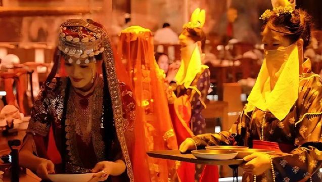 Banquete de la Dinastía Tang en Kuala Lumpur (Espectáculo de danza y música tradicional + Festín visual y gastronómico digno de un emperador + Opción de experiencia con trajes y maquillaje antiguos)