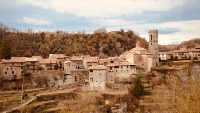 西班牙巴塞隆納：盧佩特+貝薩盧一日遊（專屬客服）