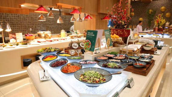 Holiday Inn & Suites – Bufé Internacional Premium de Desayuno – 80 Selecciones Asiáticas y Occidentales