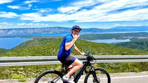 Tour en e-bike autoguiado por Hvar: 3 playas y 4 pueblos históricos