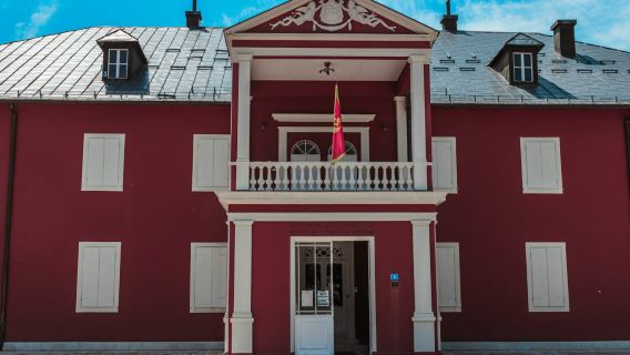Cetinje Audiotour: Montenegro's Royal Capital, van Biljarda naar het Monastery