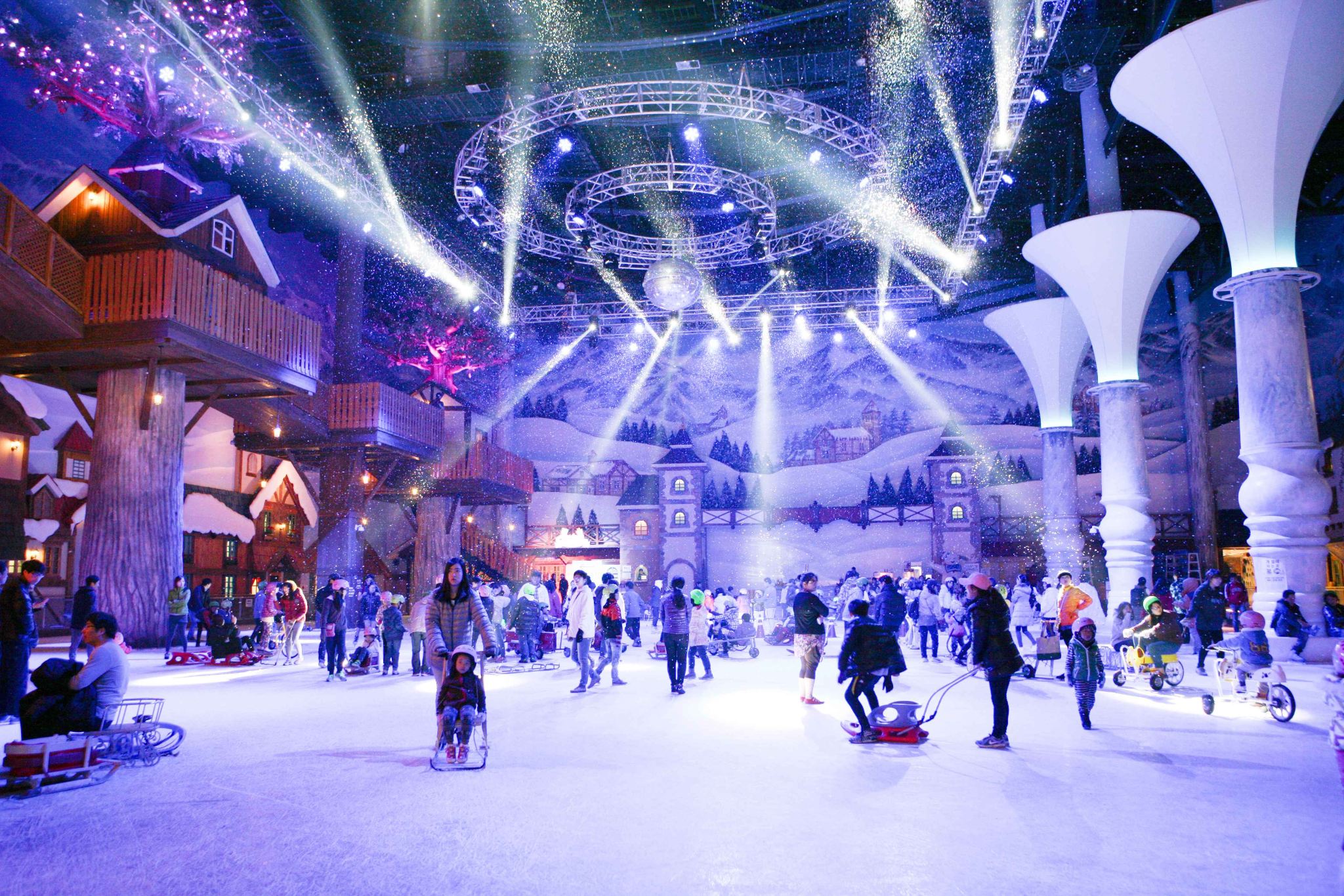 Incheon Gyeonggi Winter Fun One-Day Tour B: Onemount Snow Park(Sled)+Strawberry Picking Experience+Ganghwa Luge+Kimbap Making+Hanbok Experience