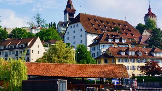 เมืองลูเซิร์น ประเทศสวิตเซอร์แลนด์ + รูปปั้นสิงโตใกล้ตาย + สะพาน Sproje + ทัวร์ Bürgenstock ทัวร์วันเดียว/ทัวร์หลายวัน พร้อมบริการภาษาจีนและภาษาอังกฤษ