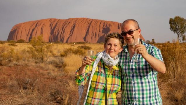 From Alice Springs: Day Trip to Uluru with BBQ Dinner