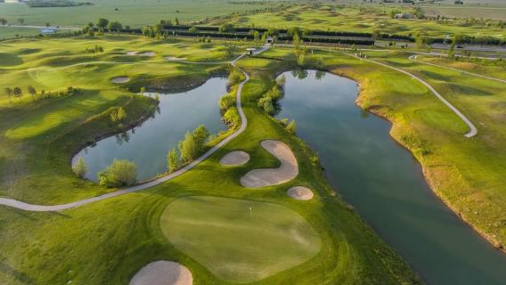 Desde Bratislava: Juega al golf en Eslovaquia - todo incluido