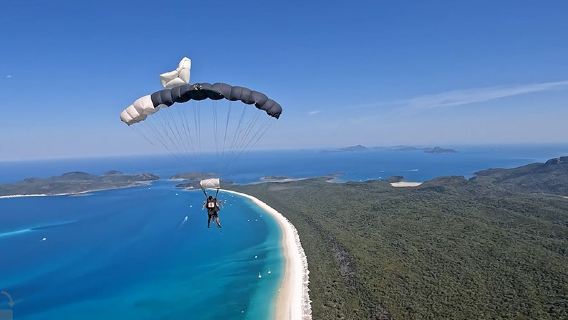 Paracadutismo con vista sull'oceano ad Airlie Beach nelle Whitsunday Islands [Trasferimento in città opzionale|Opzione per foto e video|Atterraggio sulla spiaggia|Vista sulla Grande Barriera Corallina|Skyone Skydiving]