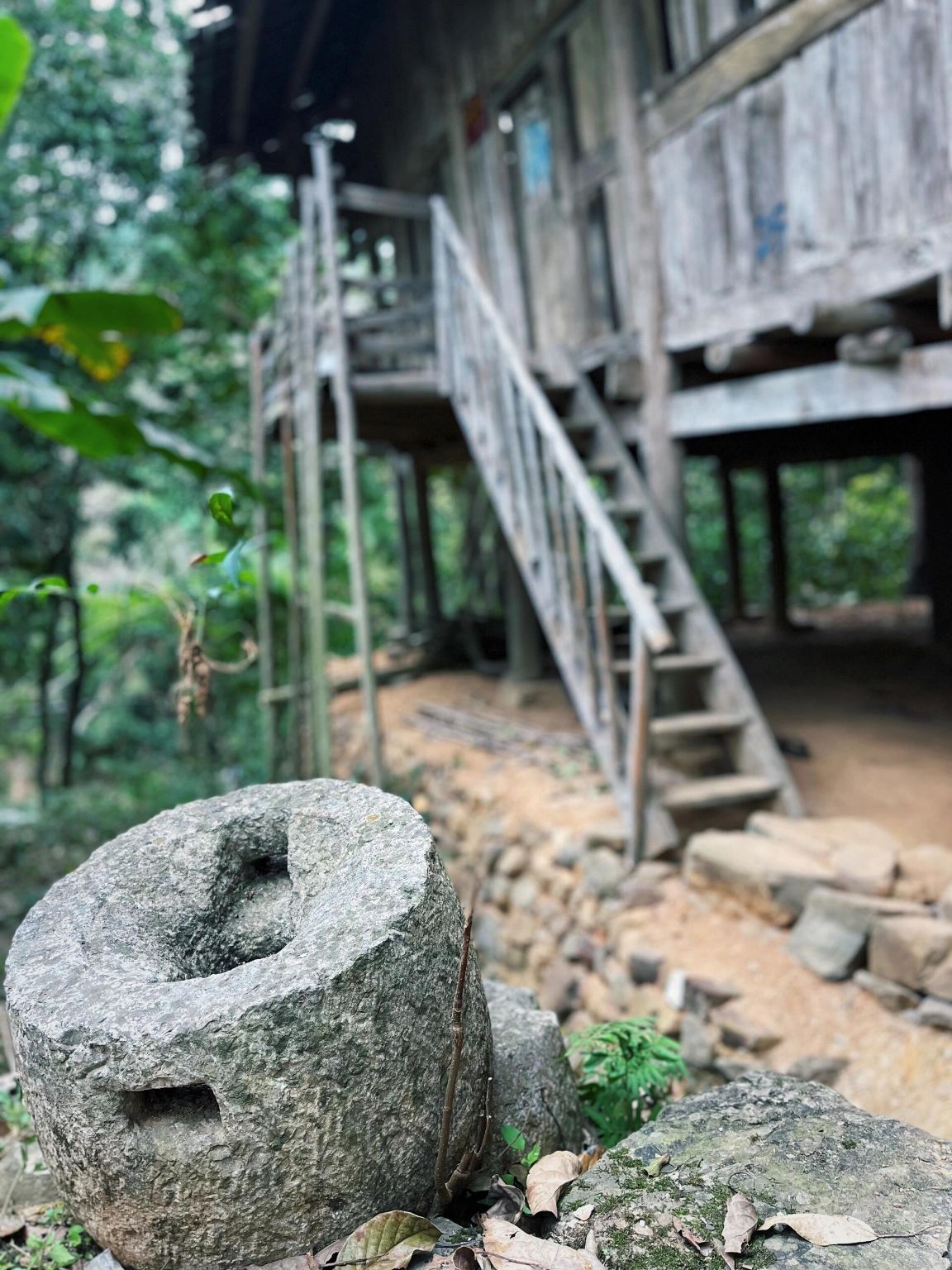 Excursion d'une journée en voiture avec chauffeur à Qianxinan, Guizhou : Forêt de pics de Wanfeng + Lac Wanfeng + Village ancien Buyi de Nanlong avec service en chinois et anglais