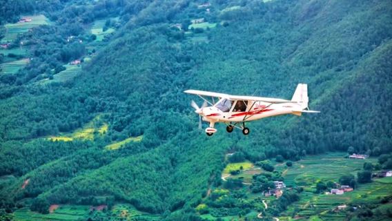 Doświadczenie lotu helikopterem nad górą Yulong w Lijiang (swobodne przeloty przez chmury + spersonalizowana trasa + profesjonalny pilot przez cały lot)