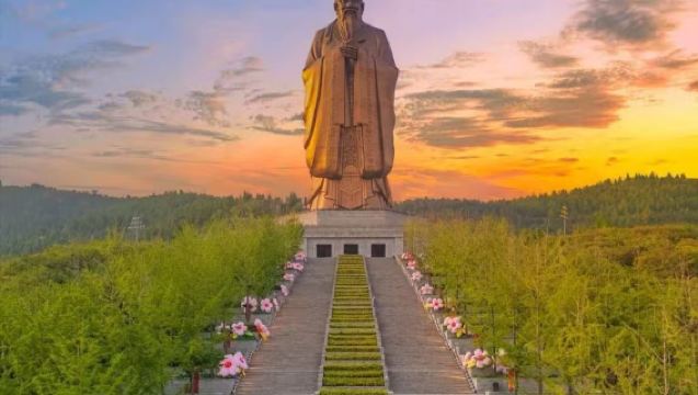 Lawatan Setengah Hari ke Tiga Kuil Qufu · Panduan Pelancongan Eksklusif, Pengalaman Unik Memakai Pakaian Han untuk Menghormati Guru Agung
