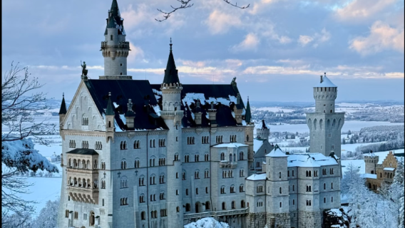 Round-trip from Munich: Linderhof palace + Oberammergau museum + Neuschwanstein castle + Customizable attractions