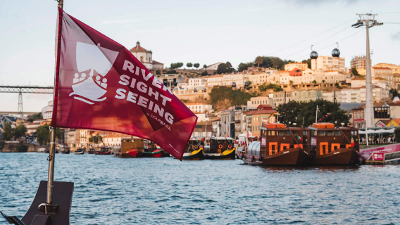 Crucero de una hora al atardecer por el río Douro con reunión en el muelle de Ribeira