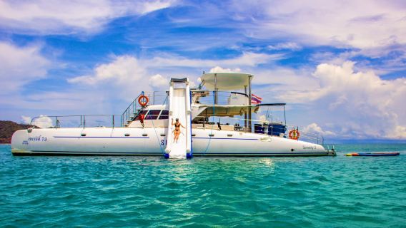 Tour di un giorno in catamarano a Koh Rin e Monkey Island da Pattaya | Pranzo, trasferimento e guida inclusi