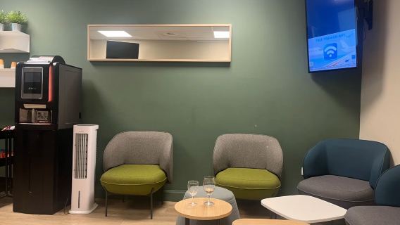 Belgia | Salon VIP w Porcie Lotniczym Bruksela-Charleroi (Oczekiwanie na lot/Posiłki/Odpoczynek)