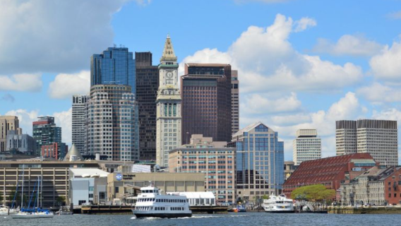 Historical cruise in Boston Harbor/1 hr/Explore Boston's maritime history and iconic landmarks