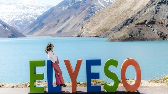 Santiago: El Yeso Reservoir, Laguna Hike, Brunch and Chocolate