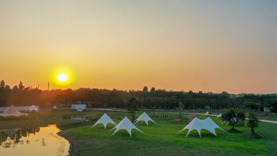 佛山蒹葭蒼蒼田野露營地·團建策劃·燒烤·宴會(雲東海濕地公園店)·不過夜日營【【開業特惠】4~6人烤肉/BBQ|露天KTV|桌遊|皮划艇】