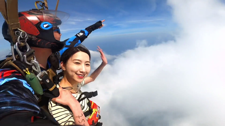 三亞旅拍【海南三亞海棠灣廣場海上跳傘4000公尺直升機空中觀光海景跳傘旅遊】