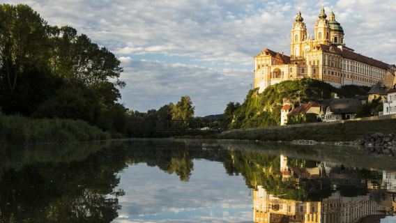 Melk Abbey + Melk + Wachau Valley + Dürnstein Castle Ruins 1-day tour