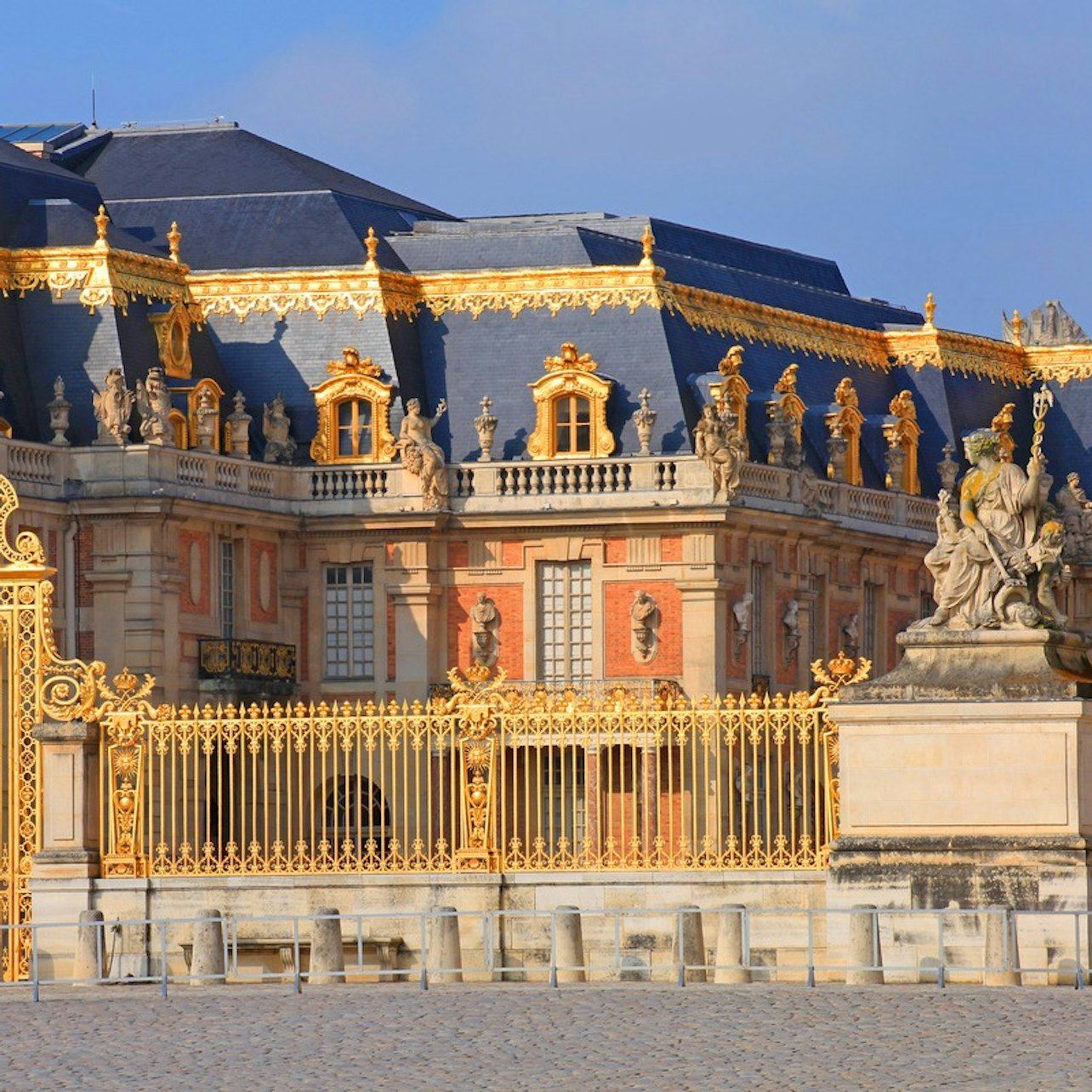 Palace of Versailles & Gardens: Trianon Estate + Bike Tour