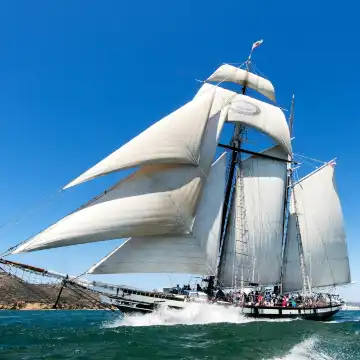 帆船 チリ海軍練習帆船「エスメラルダ」大阪入港を帆船『BLUE OCEAN みらい