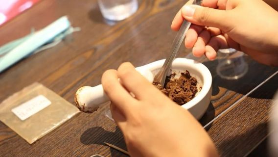 Eatwith-Beijing- Learn to make pure natural incense cards in Daguanyuan