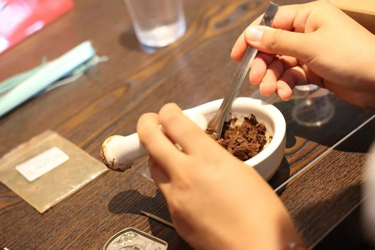 Eatwith-Beijing- Learn to make pure natural incense cards in Daguanyuan