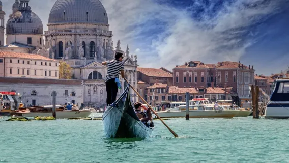Romantische Gondelfahrt auf dem Canal Grande in Venedig, Italien - Fahrkarte für die Schifffahrt