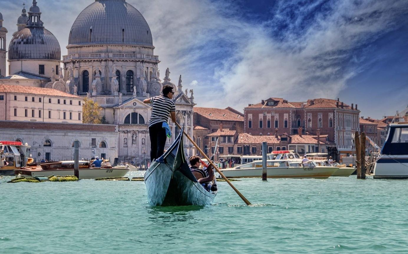 Romantische Gondelfahrt auf dem Canal Grande in Venedig, Italien - Fahrkarte für die Schifffahrt
